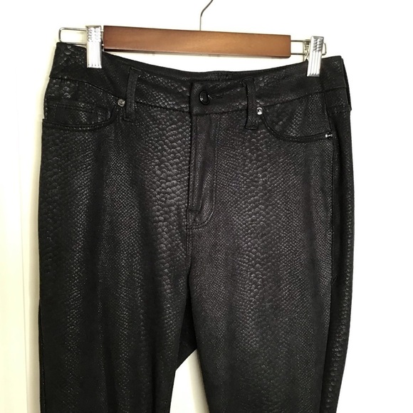 Good American Good Legs Metallic Snake Print Skinny Jeans in Black. - Picture 4 of 12